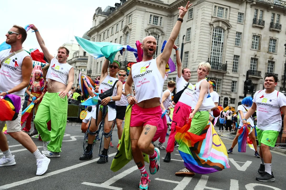 Több tízezren vonultak London utcáin - ilyen volt a 2026-os Pride felvonulás