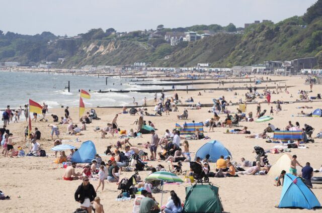 Négy napos hőségriadó lép életbe Anglia nagy részén, mert akár 33 °C is lehet a hétvégén – itt van, pontosan hol