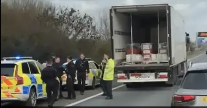 13 migránst találtak egy kamion hátuljában Angliában az M40-es autópályán 13 migránst találtak egy kamion hátuljában Angliában az M40-es autópályán