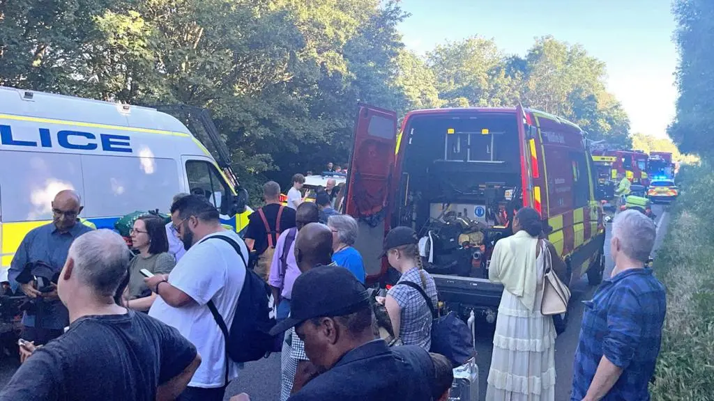 Halálos vonatbaleset Angliában: egy ember meghalt, 89-en megsérültek amikor két vonat összeütközött Halálos vonatbaleset Angliában: egy ember meghalt, 89-en megsérültek amikor két vonat összeütközött