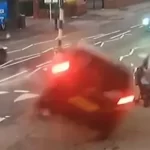 Lámpaoszlopnak csapódott, majd egy babakocsiját toló anyukának repült egy autó Angliában, Solihullban