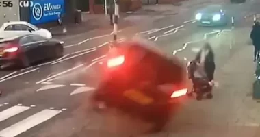 Lámpaoszlopnak csapódott, majd egy babakocsiját toló anyukának repült egy autó Angliában, Solihullban