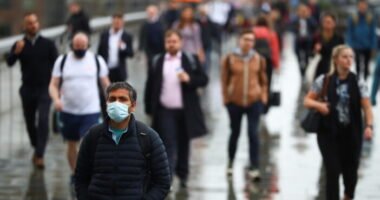 Újra bevezetnék a maszkviselést az új Covid variáns miatt Nagy-Britanniában – egy vezető szakértő nyilatkozott