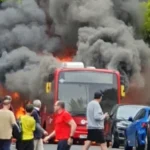 Kigyulladt és egy hatalmas „tűzgolyóvá” vált egy busz egy forgalmas londoni utcán