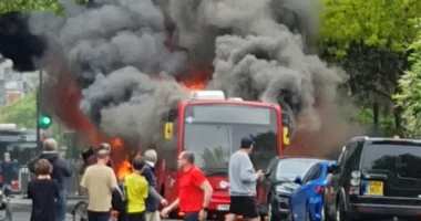 Kigyulladt és egy hatalmas „tűzgolyóvá” vált egy busz egy forgalmas londoni utcán