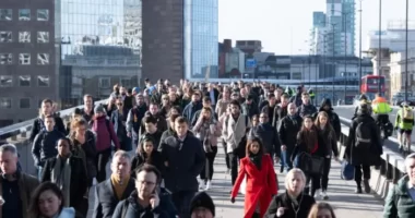 Végre a járvány előtti szintre esett a munkanélküliség Nagy-Britanniában, a fizetések azonban egyre "kevesebbet érnek"