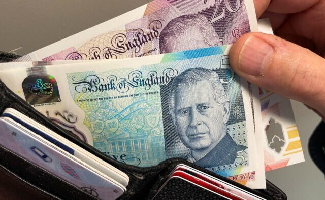 £480 mínusz: ennyivel lesznek kb. szegényebbek idén a brit háztartások az energiaárak miatt