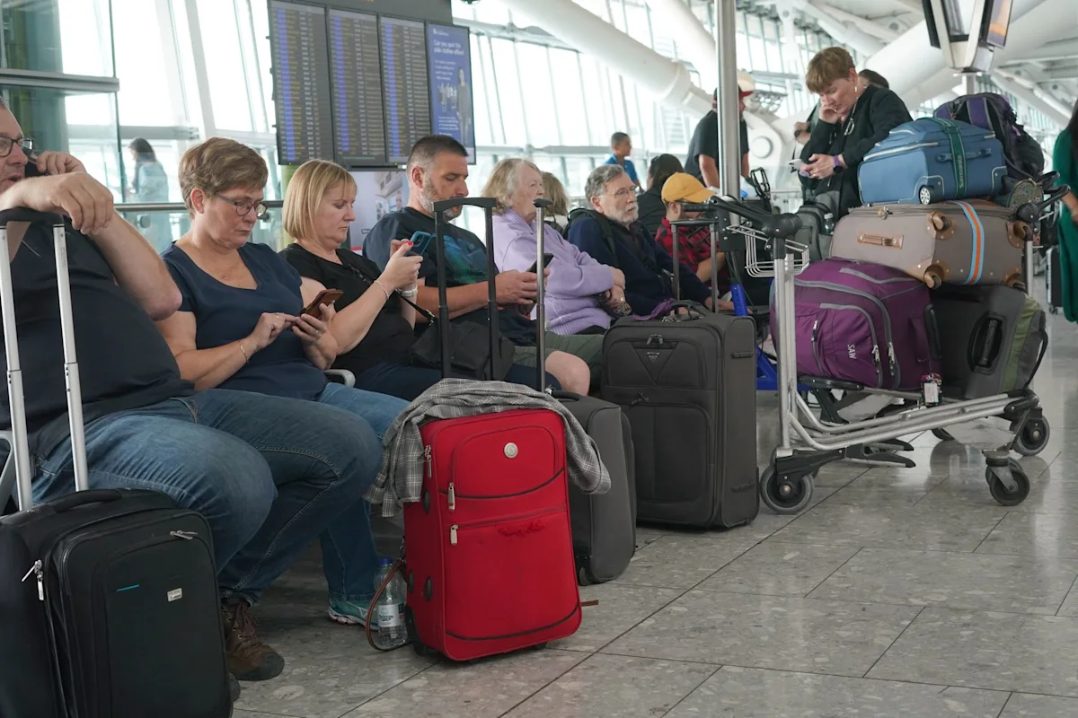 Már járatok százait törölték és rengeteg gép késik: súlyos technikai hiba okozott káoszt Heathrow-n és több repülőtéren Már járatok százait törölték és rengeteg gép késik: súlyos technikai hiba okozott káoszt Heathrow-n és több repülőtéren