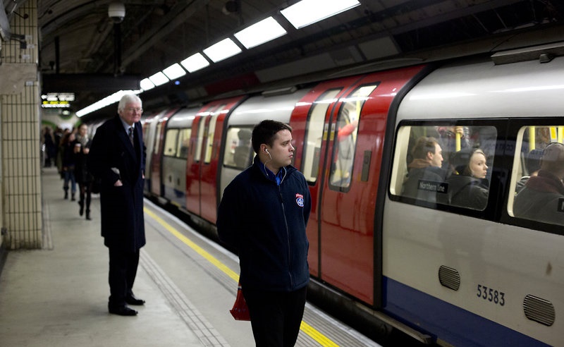 Ráomlott a londoni metró egyik szerelvényére a mennyezet egy darabja menet közben 2