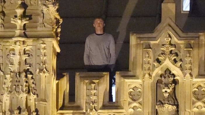 Az angol Parlament tetejére mászott fel egy férfi Londonban 5