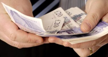 Friss hírek az Angliában élők fizetései kapcsán - a helyzet nem jó és az alacsony fizetésből élőkön tovább nő a nyomás