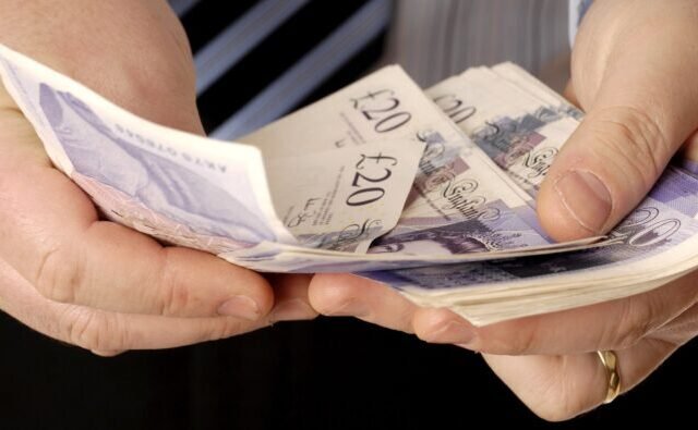 Friss hírek az Angliában élők fizetései kapcsán – a helyzet nem jó és az alacsony fizetésből élőkön tovább nő a nyomás