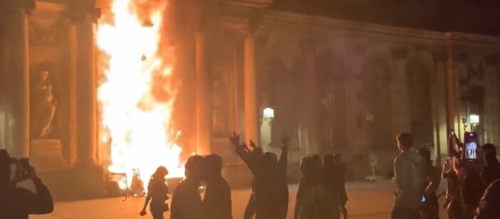 Felgyújtották a városházát Bordeauxban: kezd eldurvulni a tüntetés „a szomszédban” és pont mikor Károly király oda készül 5