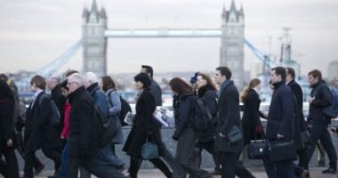 Mától emberek ezreinek kell csak 4 napot dolgoznia Nagy-Britanniában