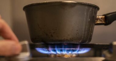 1900 fontra emelkedhetnek az energiaszámlák áprilistól egy átlagos háztartás számára Nagy-Britanniában