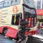 Súlyos buszbaleset Dél-Angliában: két ember életveszélyben