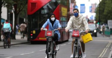 A fiatalok miatt terjed ismét a koronavírus, Angliában pedig újra 1000 fölött a napi új fertőzöttek száma