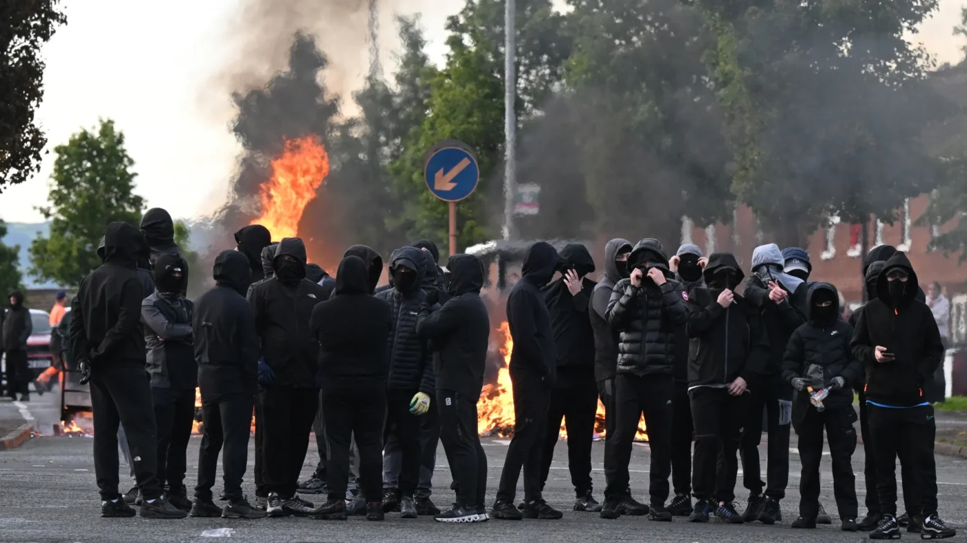 Megdöbbentő felvételek: utcai zavargások, erőszak, gyújtogatás, az Egyesült Királyságban, Belfastban Megdöbbentő felvételek: utcai zavargások, erőszak, gyújtogatás, az Egyesült Királyságban, Belfastban