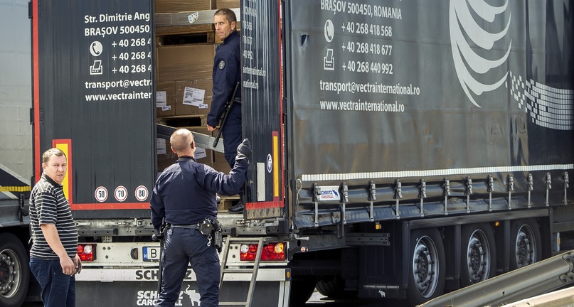 Egy magyar kamionsofőrt letartóztattak Angliában embercsempészet gyanújával 2