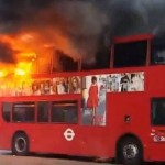 Menet közben borult lángba egy busz a forgalmas londoni utcán