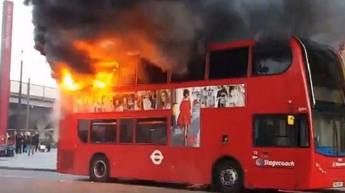 Menet közben borult lángba egy busz a forgalmas londoni utcán 2
