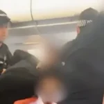 A rendőröknek kellett leráncigálniuk egy vállalhatatlanul viselkedő utast az egyik angliai repülőjáratról