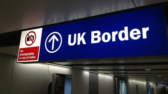 Nagyot zuhant a nettó migráció az Egyesült Királyságban - friss bevándorlási adatok