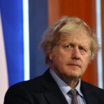 Négy nagy bejelentés jön Boris Johnsontól hétfőn a korlátozások és a járvány kapcsán