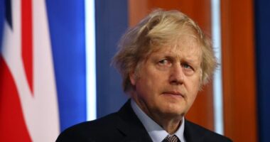 Négy nagy bejelentés jön Boris Johnsontól hétfőn a korlátozások és a járvány kapcsán