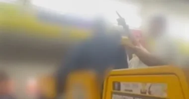Ismét „elszabadult a pokol” a Ryanair egyik londoni járatán – összeverekedtek az utasok egy ülőhely miatt