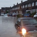 Hatalmas eső, vihar és egész utcák víz alatt Londonban ma reggelre