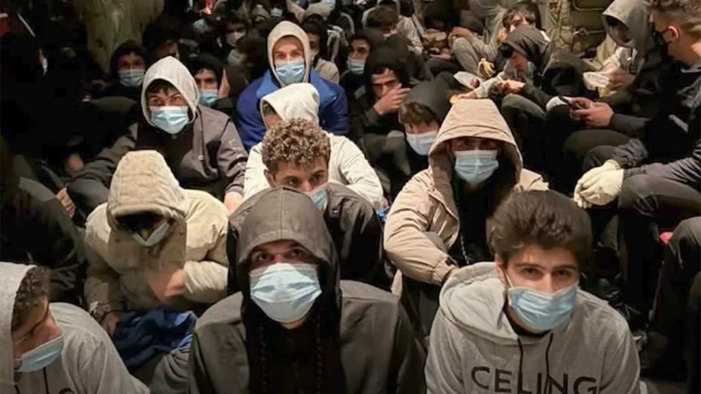 „Fizess, vagy kivesszük a vesédet” – több száz Egyesült Királyságba és Európába tartó migránst raboltak el és kínoztak meg migráns