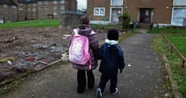 Több százezer brit gyermek él olyan családban, ahol korlátozzák a segélyeket