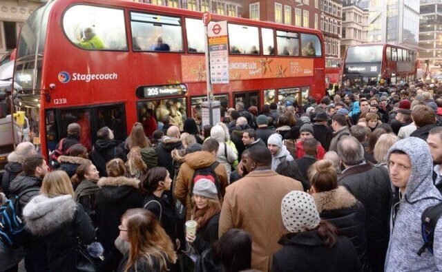 Óriási vita robbant ki a londoni metrósztrájk miatt: túl magas vagy túl alacsony a 72 ezer fontos kezdőfizetés a metróvezetőknek?