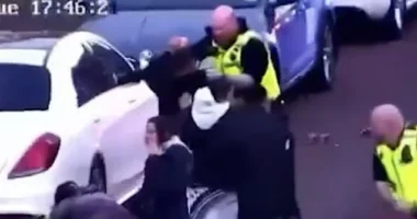 Tömegverekedés tört ki Angliában, Gatesheadben – rendőröket támadtak meg az utcán