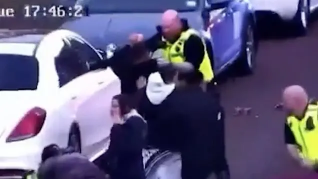 Tömegverekedés tört ki Angliában, Gatesheadben – rendőröket támadtak meg az utcán 3