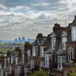 Szuper hír az Angliában élőknek: Albérlők millióinak szűnnek meg végre a több száz fontos ügynökségi díjak