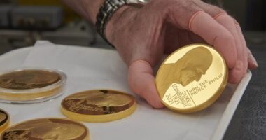 Új £5-os pénzérme Nagy-Britanniában Fülöp herceg tiszteletére