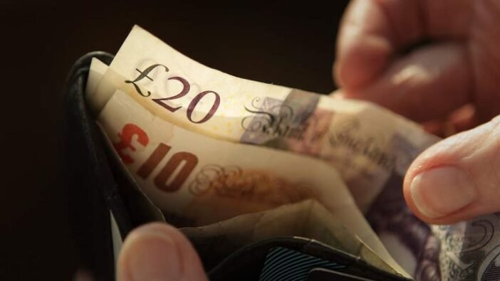 Drámai figyelmeztetés: egy évtizeden át tartó jövedelemcsökkenés fenyegeti a Nagy-Britanniában élőket Drámai figyelmeztetés: egy évtizeden át tartó jövedelemcsökkenés fenyegeti a Nagy-Britanniában élőket