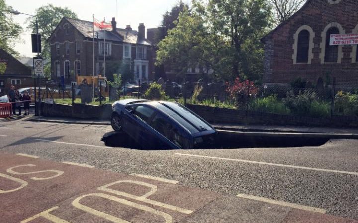 97662597_A_car_which_has_partially_disappeared_down_a_sinkhole_in_Woodland_Terrace_in_Greenwich_sout-large_trans++T1CHodmL3LaIfnPoainGNAb643Od-MrFK7Cuixbkngg