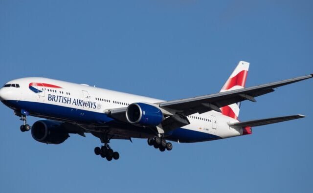 Bedrogozva meztelenül táncolt a British Airways egyik londoni járatán a légiutas-kísérő a vécében