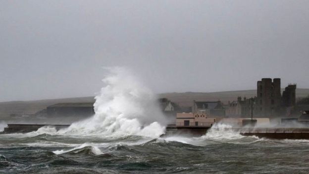 A Caroline vihar ma érte el Nagy-Britannia partjait, helyenként orkán erejű széllökésekkel 3