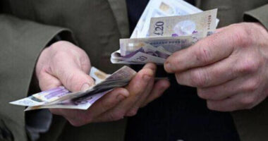 Közel 200 ezren jogosultak durván 5000 fontra Nagy-Britanniában a Munka- és Nyugdíjügyi Minisztérium súlyos adminisztrációs hibája miatt