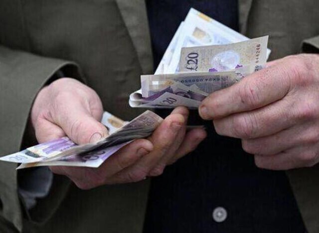 Közel 200 ezren jogosultak durván 5000 fontra Nagy-Britanniában a Munka- és Nyugdíjügyi Minisztérium súlyos adminisztrációs hibája miatt