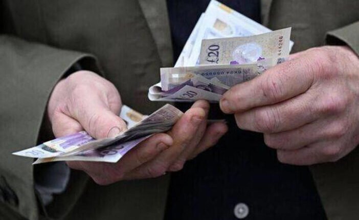 Közel 200 ezren jogosultak durván 5000 fontra Nagy-Britanniában a Munka- és Nyugdíjügyi Minisztérium súlyos adminisztrációs hibája miatt