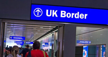 Szigorítanák a bevándorlási szabályokat: a segélyt igénylő migránsok nem kaphatnák meg a letelepedési engedélyt Nagy-Britanniában