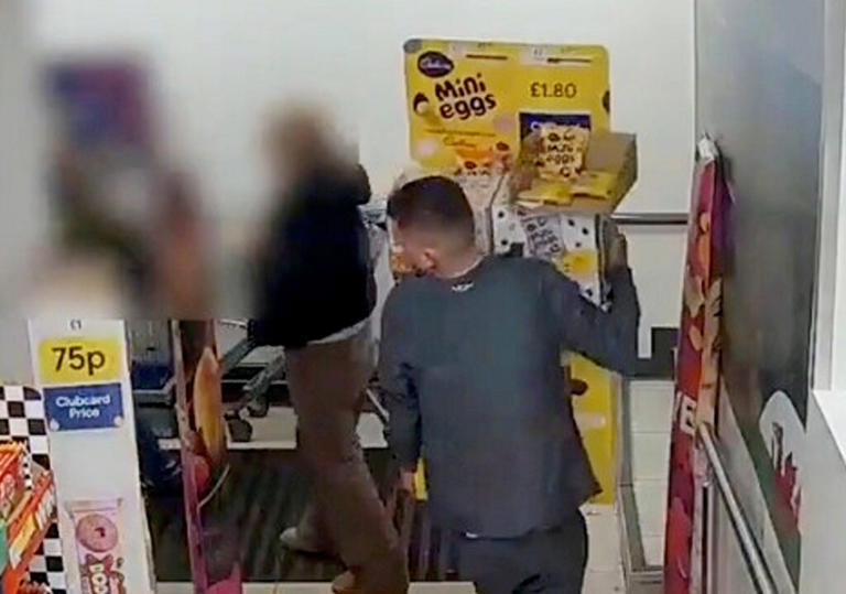 Új szintre emelte a pofátlan bolti lopást egy brit férfi: állványostól felkapta az egészet, és kisétált a Tescoból
