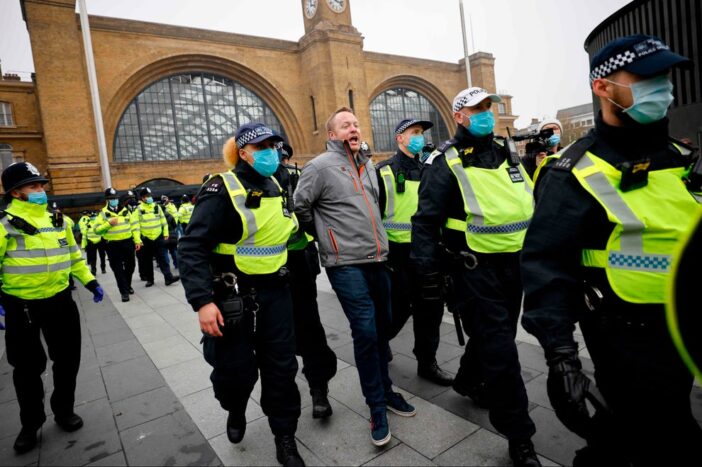 A rendőrökre is rátámadtak a lockdown ellen tüntetők Londonban 4