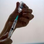 A koronavírus oltást megkapók több, mint egyharmadánál jelentkeztek „mellékhatások”