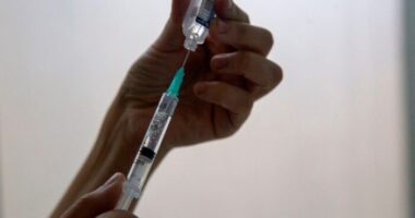 A koronavírus oltást megkapók több, mint egyharmadánál jelentkeztek „mellékhatások”